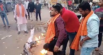भारतीय जनता युवा मोर्चा के नेतृत्व मे जेवरा चौक में कांग्रेस सरकार के 2000 करोड़ रुपए के शराब घोटाला के विरोध में पुतला दहन किया गया भाजयुमो ने किया पुतला दहन 