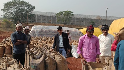  जिला पंचायत सभापति विप्लव साहू ने धान खरीदी केंद्रों का किया निरीक्षण खुद धान तौलकर किसानों से की चर्चा 