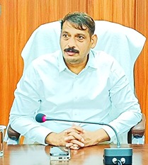 पर्यावरण सुरक्षा और गौवंश के चारे की व्यवस्था के लिए जिले के किसानों से अपील धान पराली न जलाये, गौठान में पैरादान करें- कलेक्टर