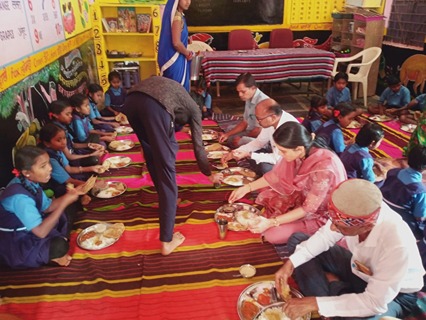 सामुदायिक सहभागिता को मिल रहा अच्छा प्रतिसाद  दुल्लापुर स्कुल में कराया गया न्योता भोज 