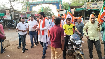 खैरागढ़ में चुनावी जोश शैडो विधायक विक्रांत सिंह हॉट बाजार पहुंचकर भाजपा के लिए मांगा समर्थन 