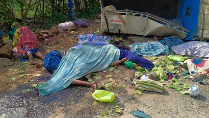 CG Breaking तेंदूपत्ता तोडने गए पिकअप वाहन खाई में गिरी, 15 लोगों की मौत उप मुख्यमंत्री ने जताया दुःख 