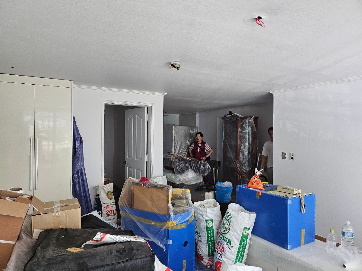 오랜된 아파트 만큼이나 벽지도 색바램  새집처럼 꾸미기 