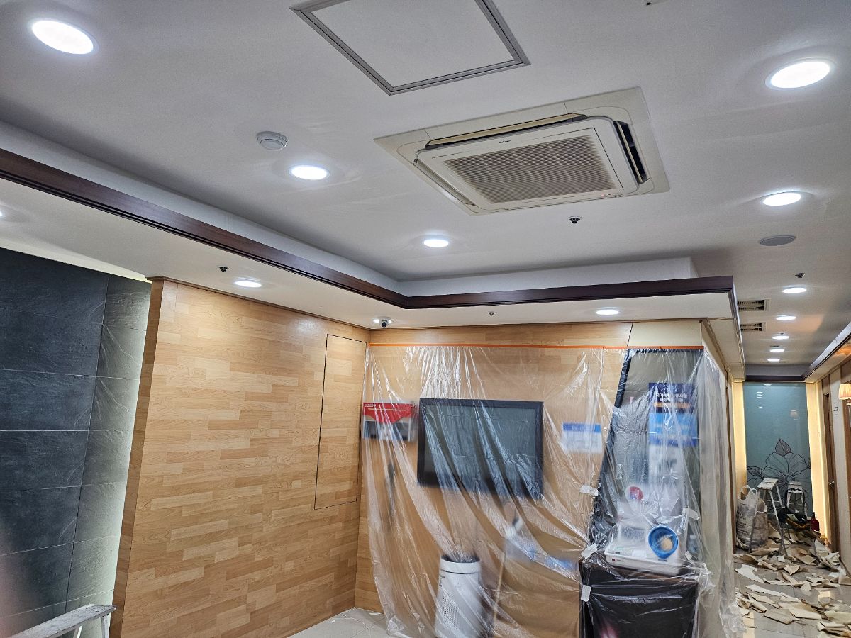  병원 도배시공은 일반 가정이나 사무실과 달리 청결과 위생, 안전이 최우선으로 고려되어야 하는 작업입니다. 