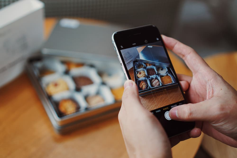 A confeitaria na era digital: como as mídias sociais e a tecnologia estão mudando a forma como as pessoas consomem e compartilham sobremesas - Doce na Medida