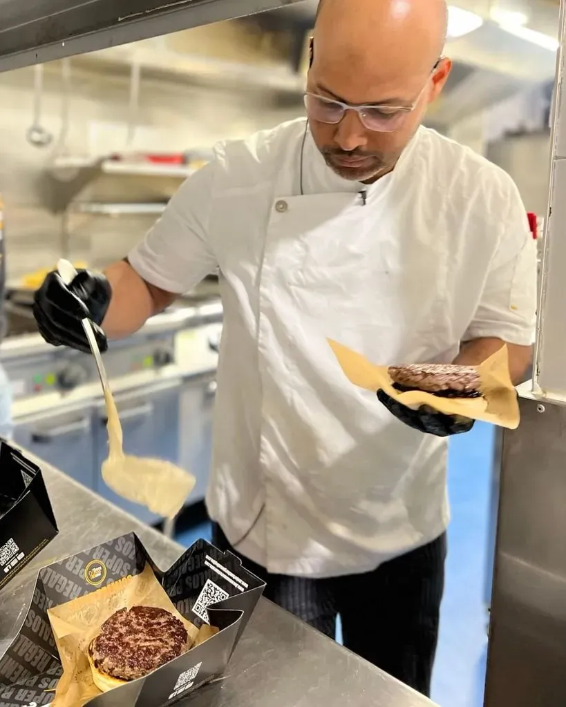 Preparando una hamburguesa en nuestra cocina