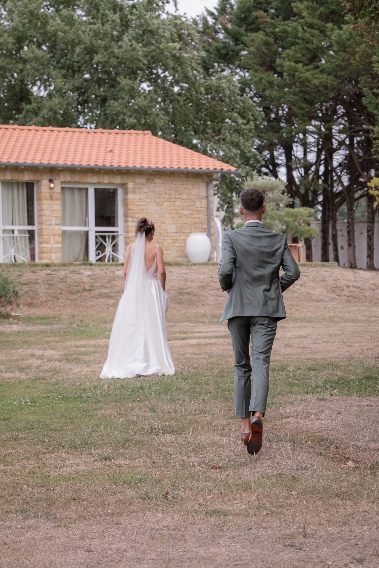 Les mariés dans le parc