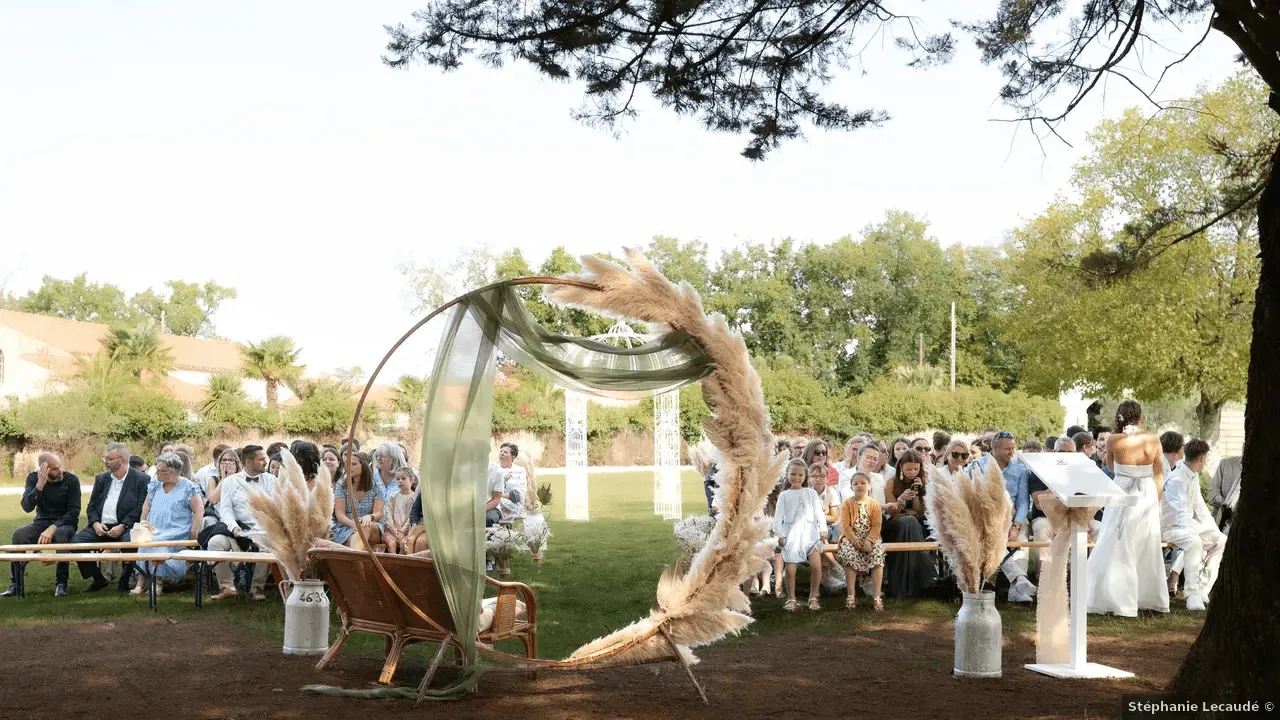 Cérémonie laïque sous les arbres du parc