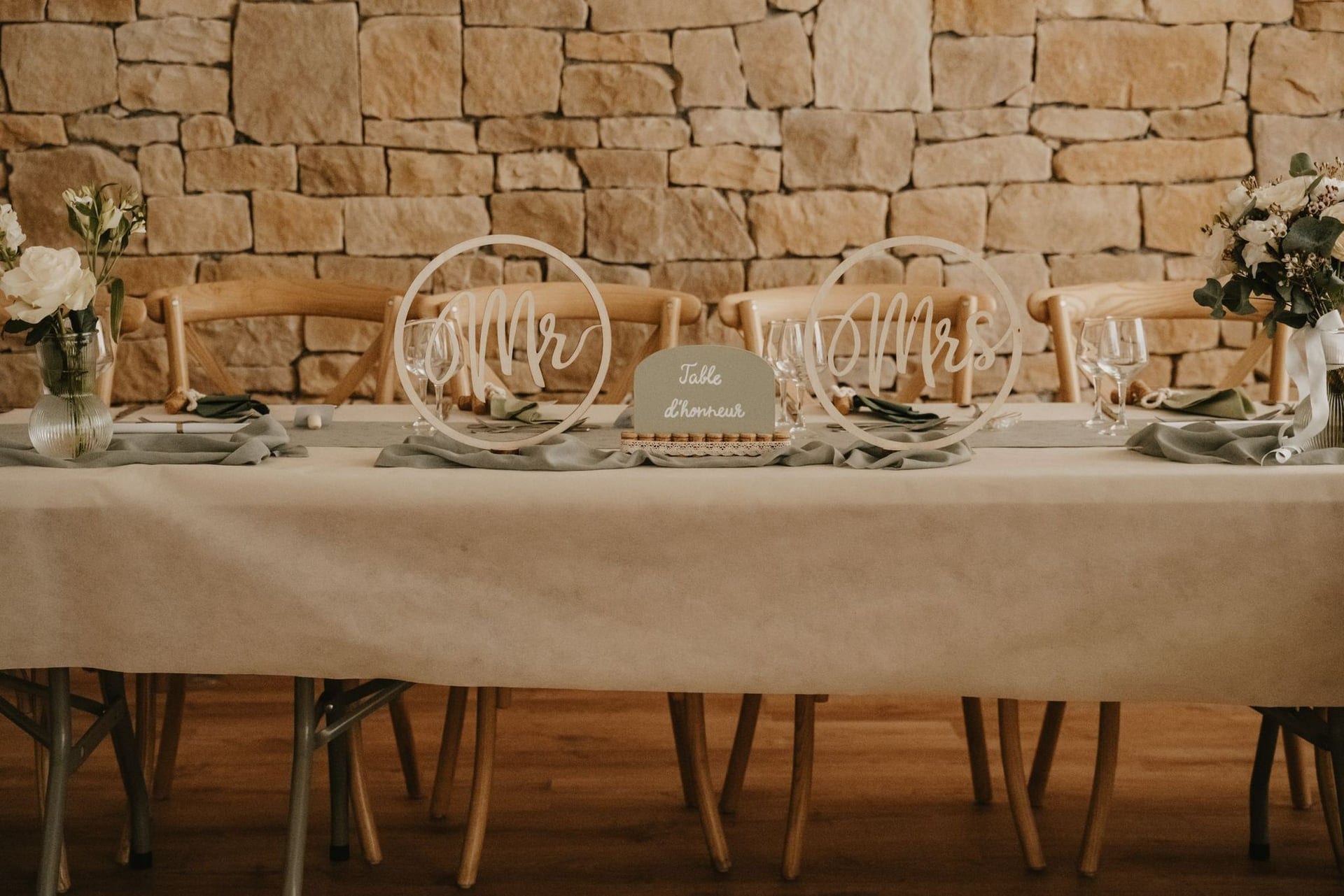 Table d'honneur devant le mur de pierre