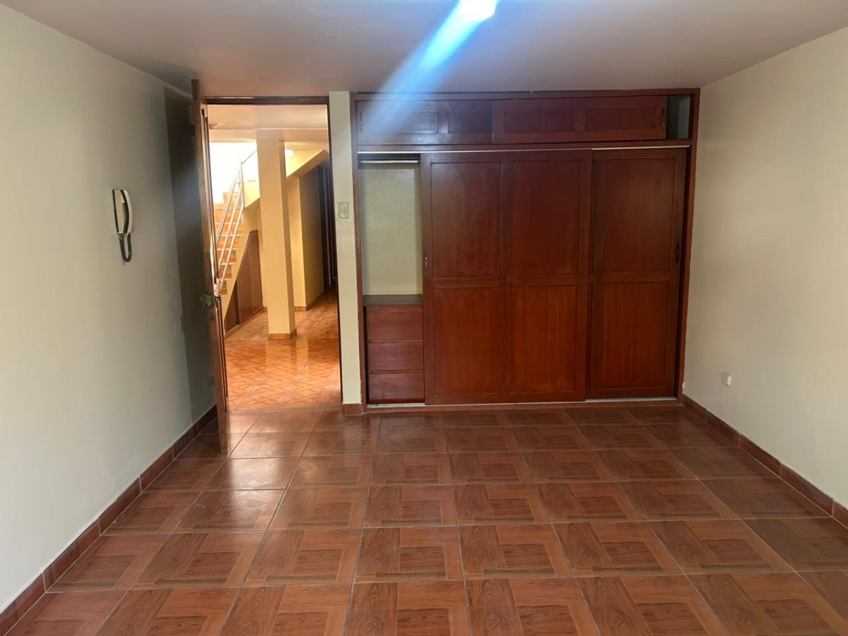 Habitación con vista exterior hacia la avenida 1