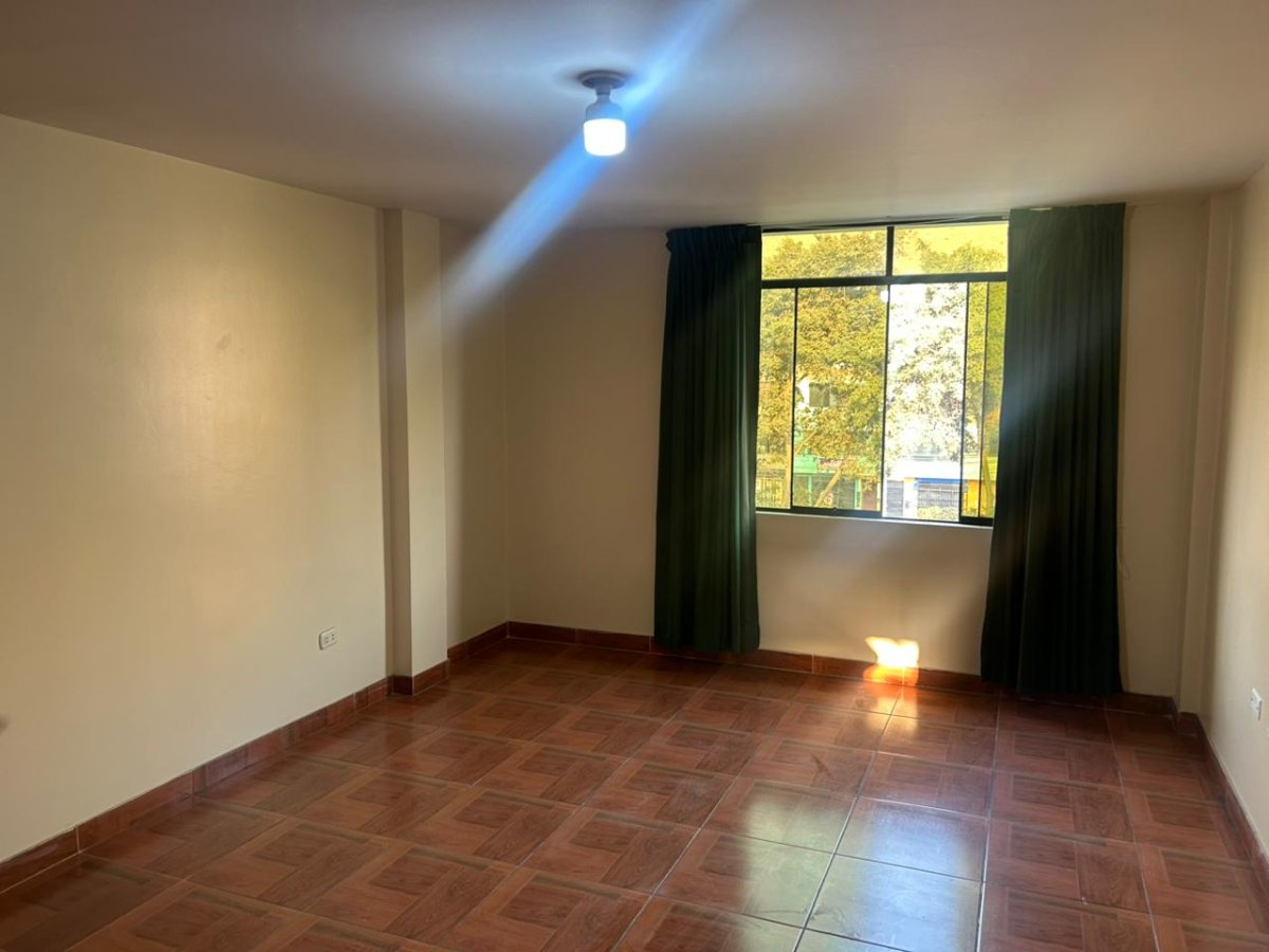 Habitación con vista exterior hacia la avenida 2