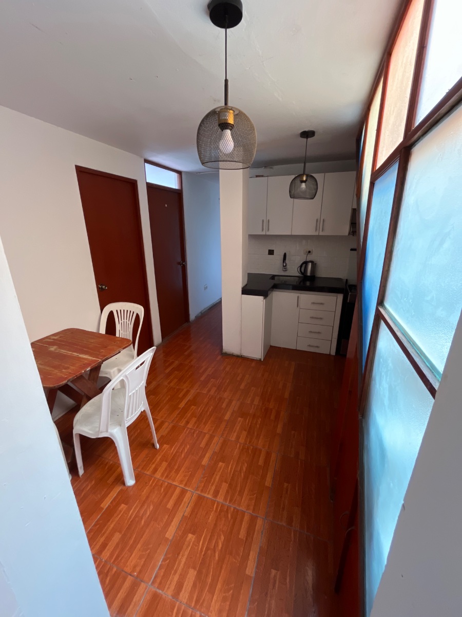 3 habitaciones en avenida con áreas compartidas(cocina amueblada y baño) 1