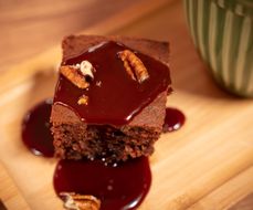 Brownie de feijão e nozes com caramelo salgado