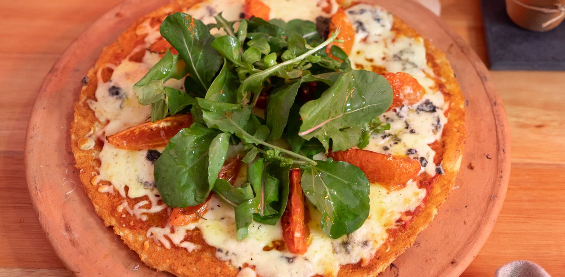 Pizza de arroz com tomate confit e rúcula