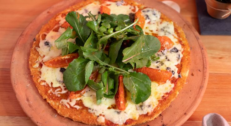 Pizza de arroz com tomate confit e rúcula