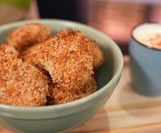 Nuggets com arroz e maionese caseira