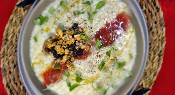 Risoto de gorgonzola com geleia de morango e pimenta e nuts caramelizado