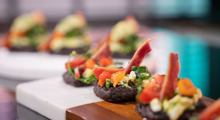 Canapé de feijão com pasta de ovos e chips de bacon