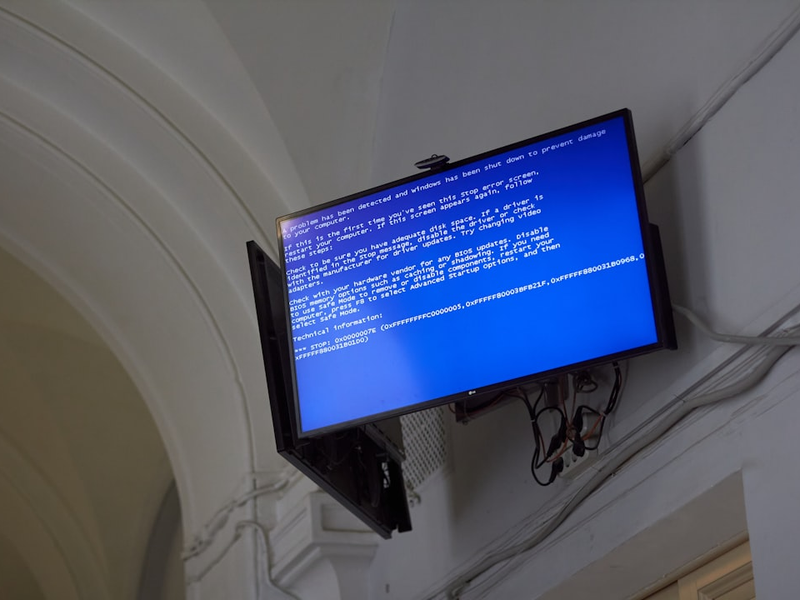 The TV displays a blue screen of death.