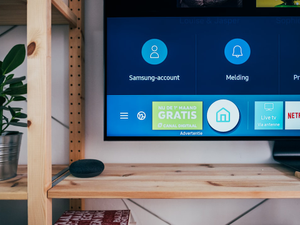 Television on book shelf in living room, next to a Google Home speaker. Picture taken by Jonas Leupe (www.brandstof.cc/jonas) for Tandem Tech (www.tandemtech.be)