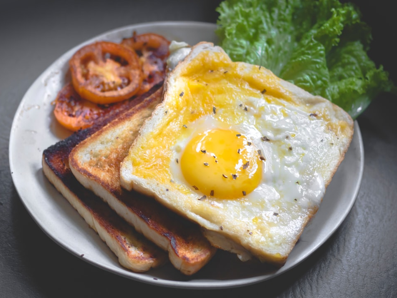 toasted bread with fried egg and tomato