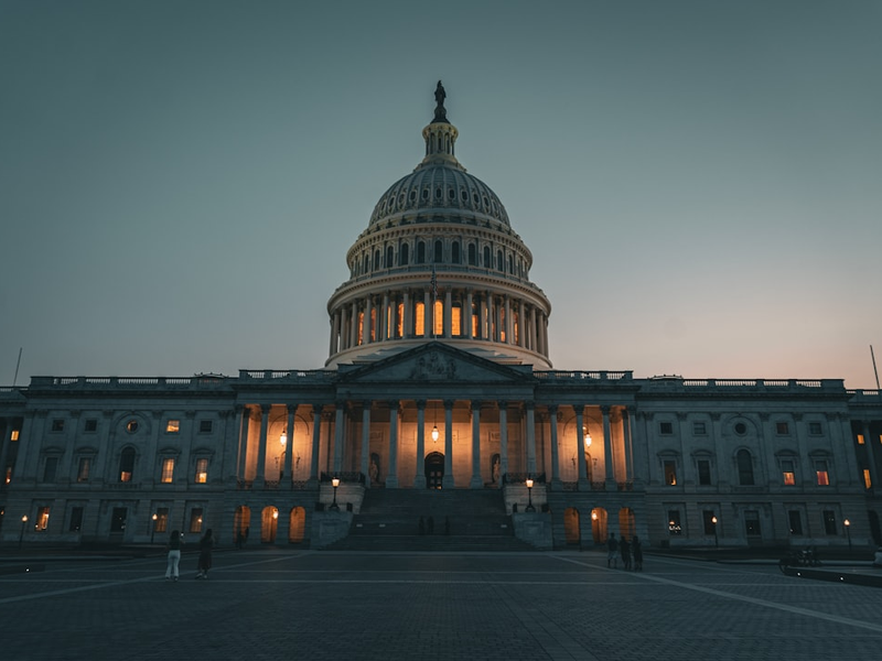 the dome of the u s capitol building lit up at night