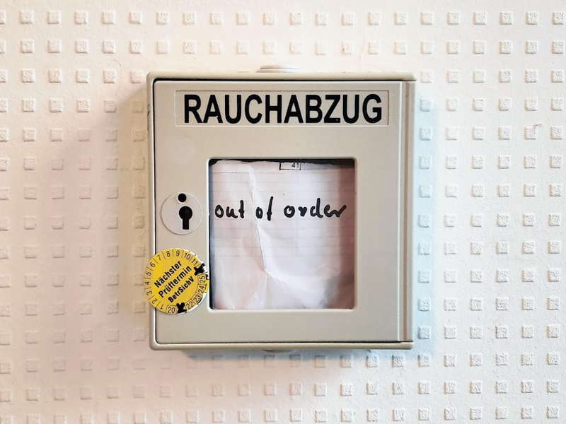 A handwritten "out of order" note in a German smoke outlet control. A cool picture for a "500 Internal server error" page.