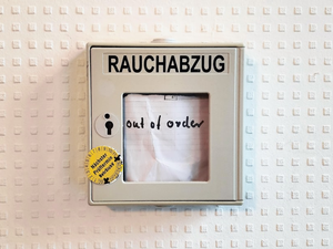 A handwritten "out of order" note in a German smoke outlet control. A cool picture for a "500 Internal server error" page.