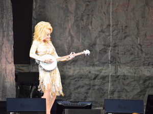Dolly Parton On The Banjo
