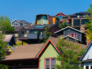 A bunch of houses that are sitting in the grass