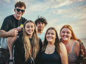 Friends at the beach | Follow on Instagram: @timmossholder