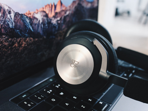 Macro headphones laptop