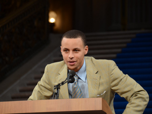 Stephen Curry of the Golden State Warriors accepts key to San Francisco at City Hall