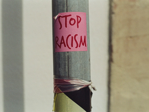 STOP RACISM – Urban street art protest sticker. Leica R7 (1994), Summilux-R 1.4 50mm (1983). Hi-Res analog scan by www.totallyinfocus.com – Kodak SO-553 100 (expired 2003)
