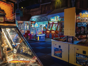 a row of pinball machines sitting next to each other