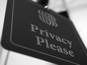 a black and white photo of a sign that says privacy please