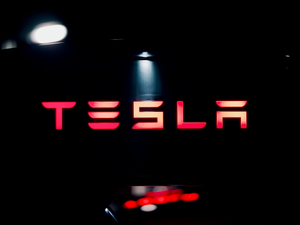 a car's speedometer with red lights