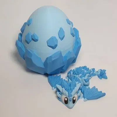 Eiskristalldrache mit Ei