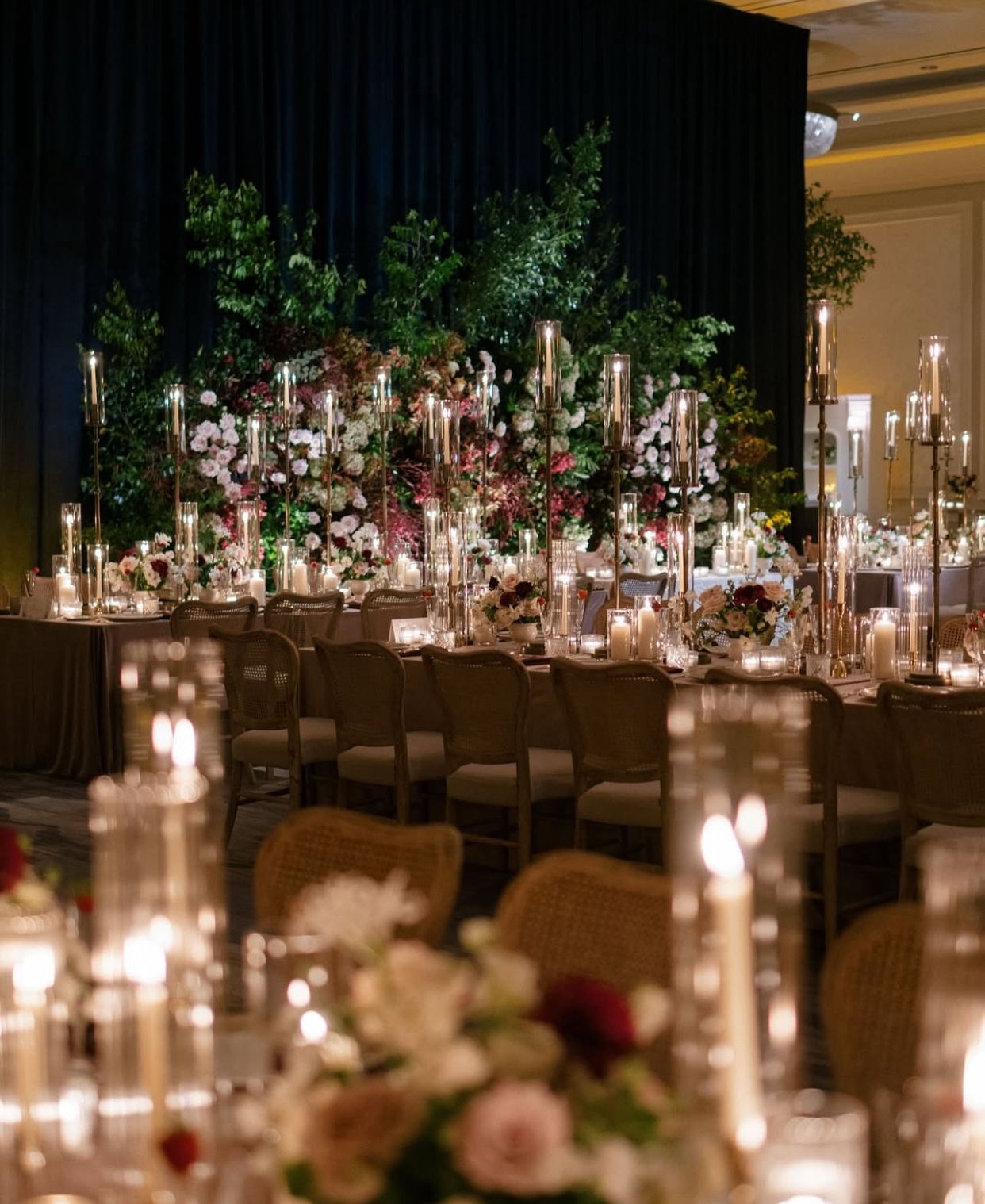 Novios en la playa al atardecer.