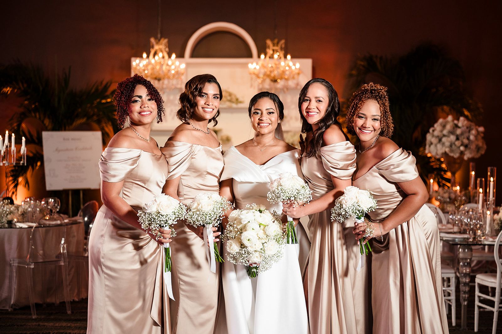 Mesa de boda decorada con flores.