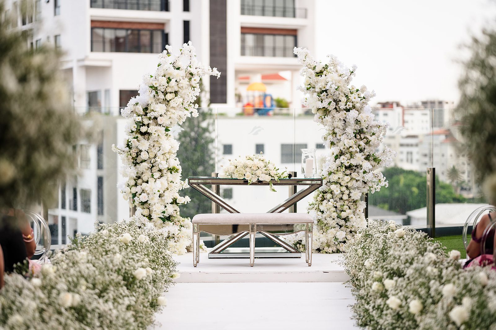 Pareja de novios en la playa.