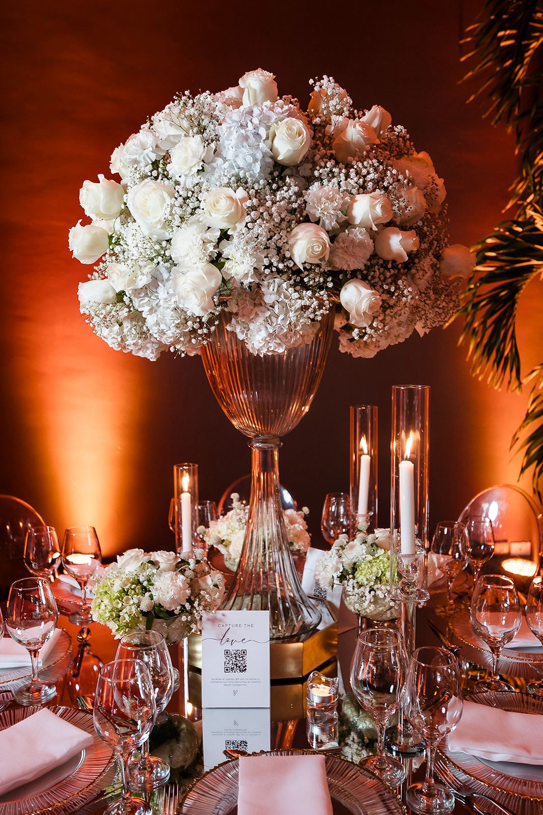 Mesa de boda elegantemente decorada con un camino de mesa floral