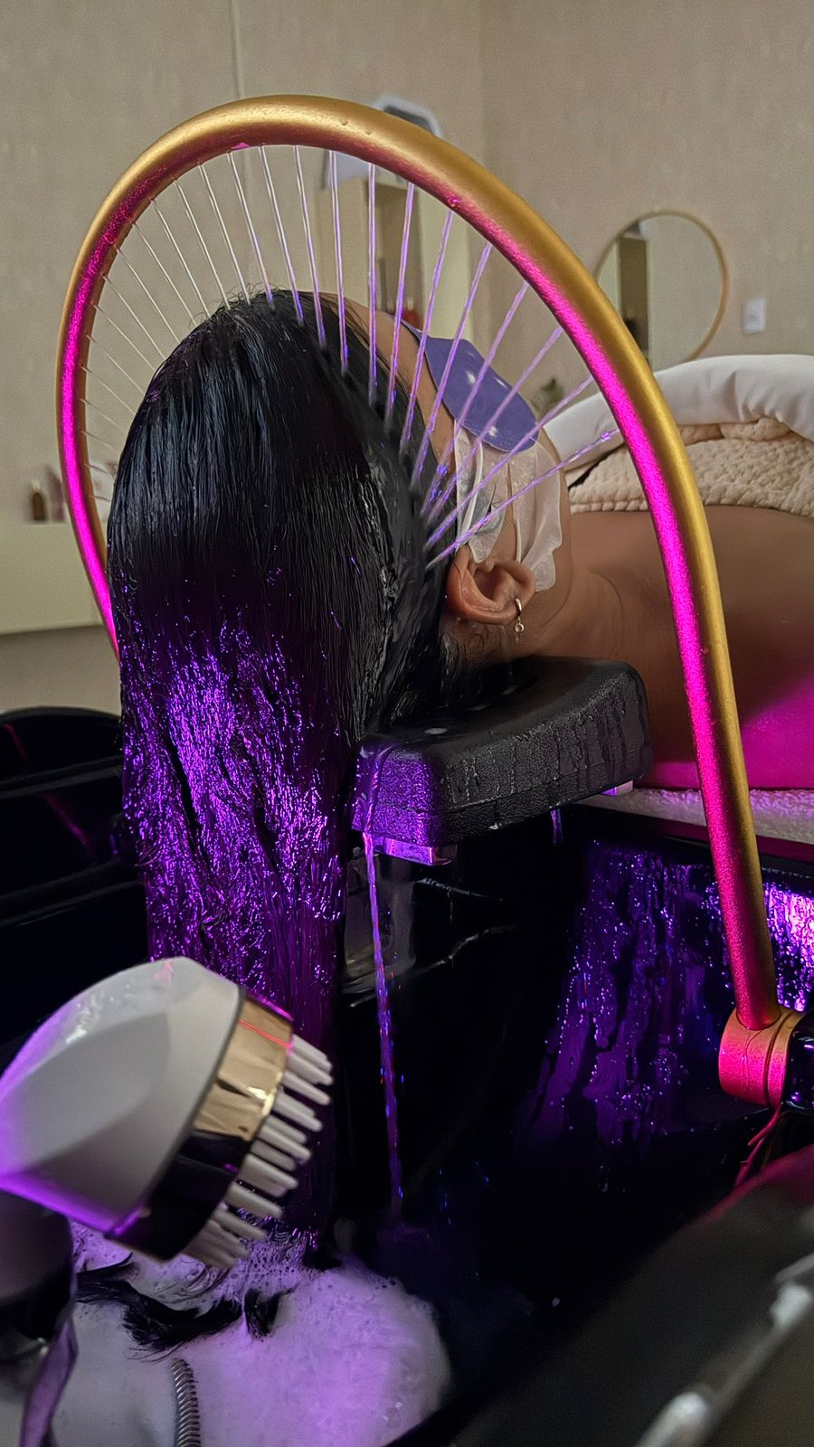 Ambiente de spa capilar sereno y profesional