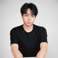 何亮