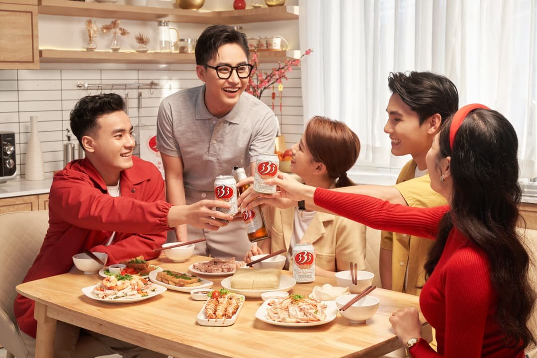Friends sharing a Tết meal with Bia 333, a key visual photographed for SABECO