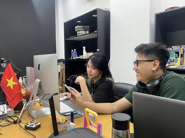 Two screens, one argument