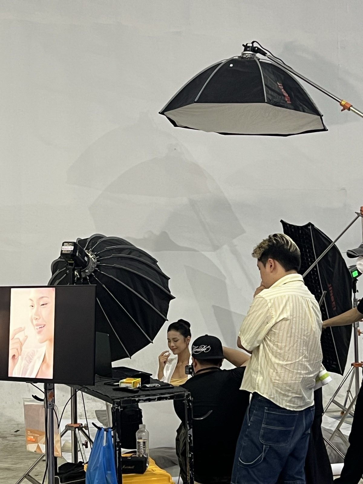 Enat, two softboxes and a monitor