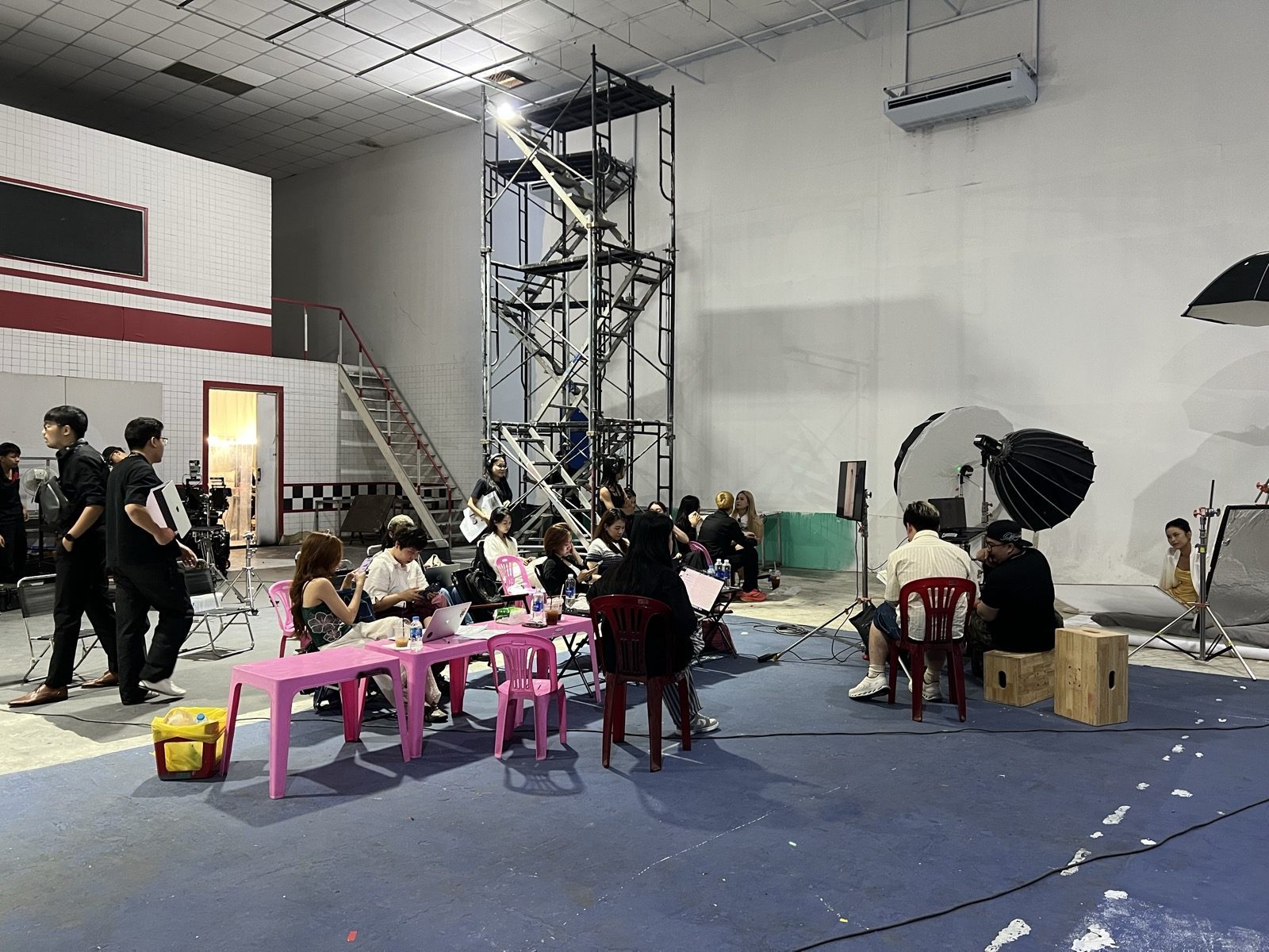 Enat, lunch break on the floor