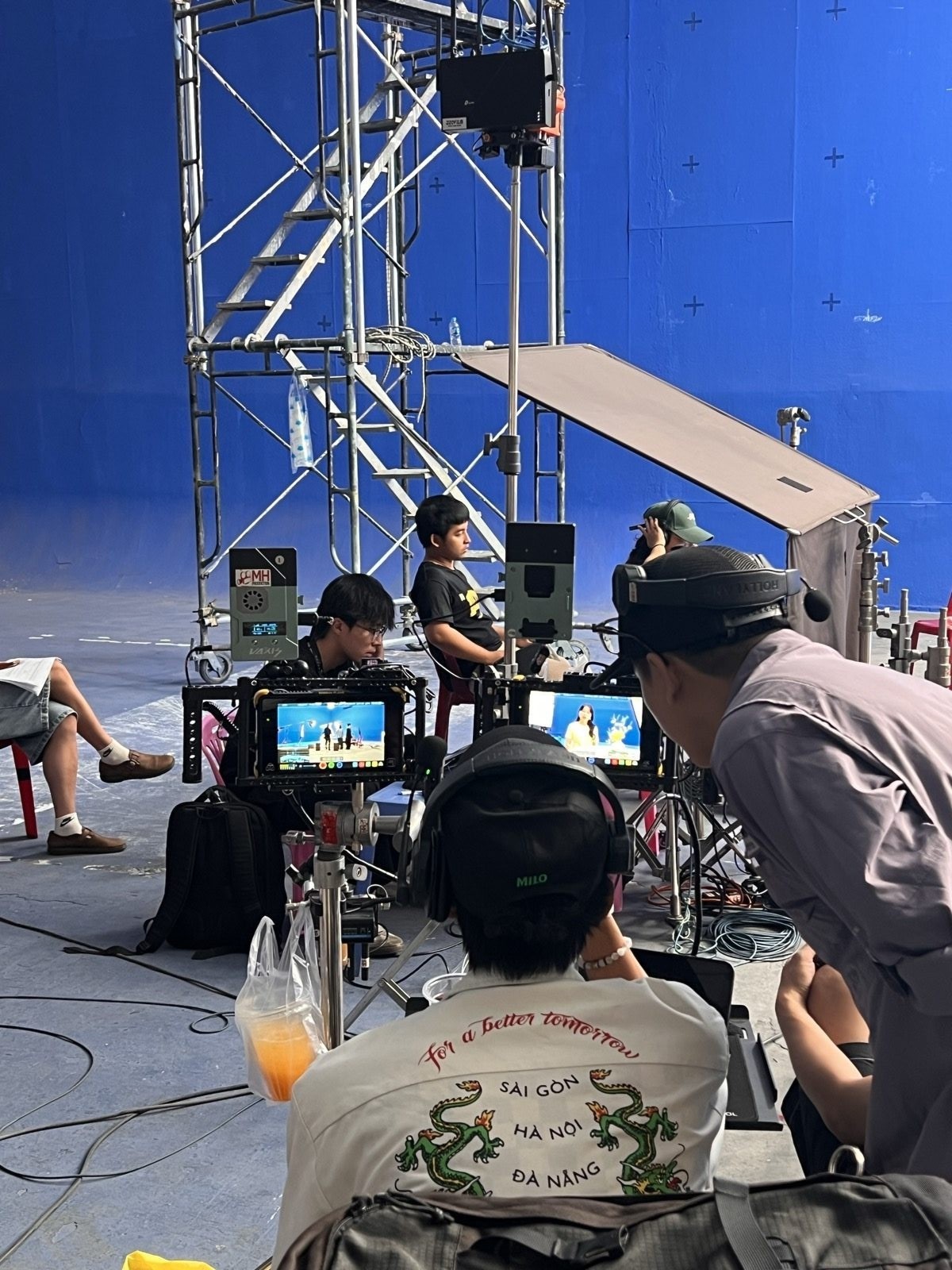 Enat, monitors on the truss