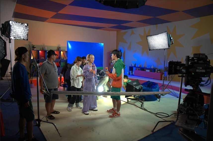 Fanta, blocking the scene